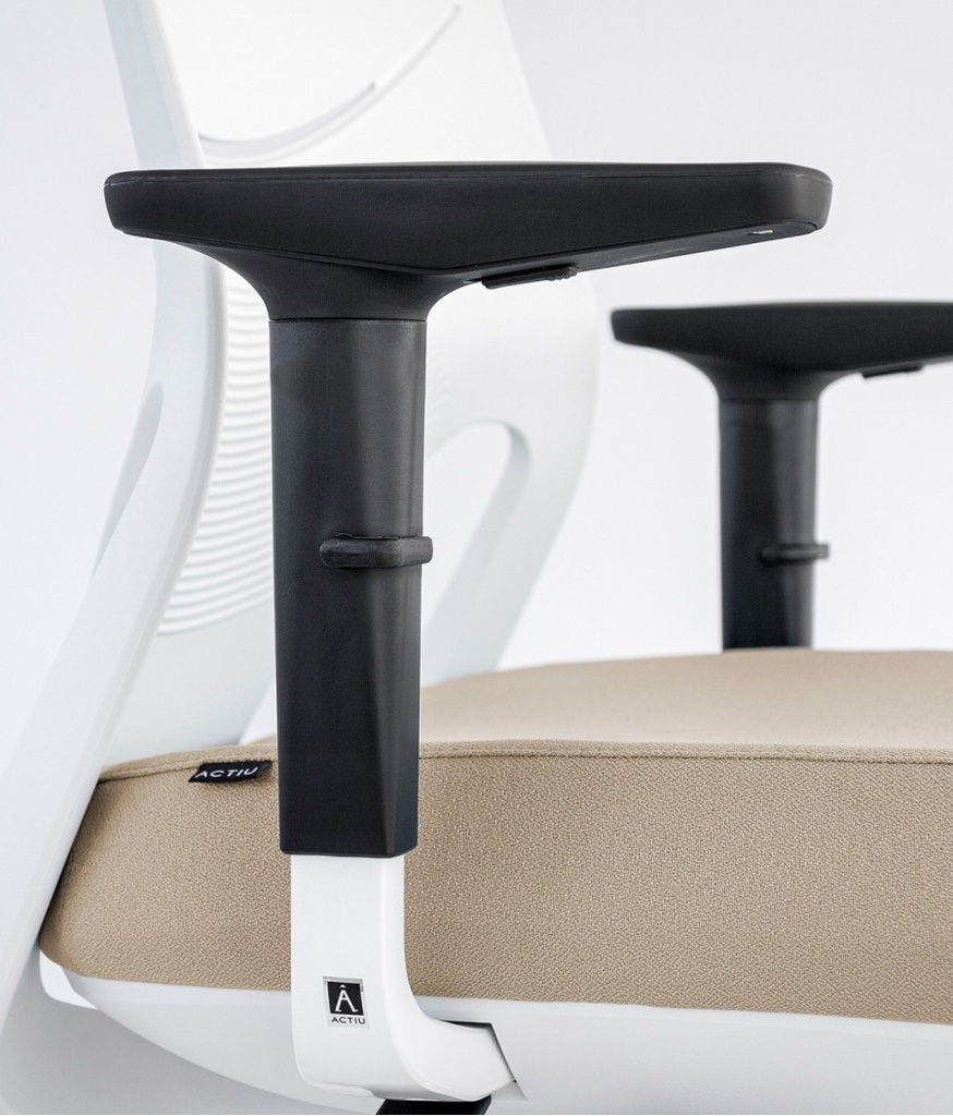 Detalle de la silla Efit 40 en blanco y beige