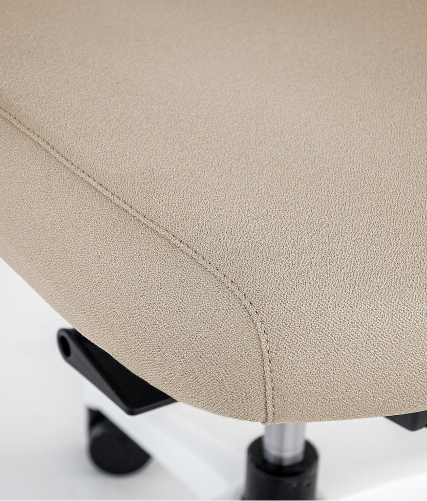 Detalle de la silla Efit 40 en blanco y beige