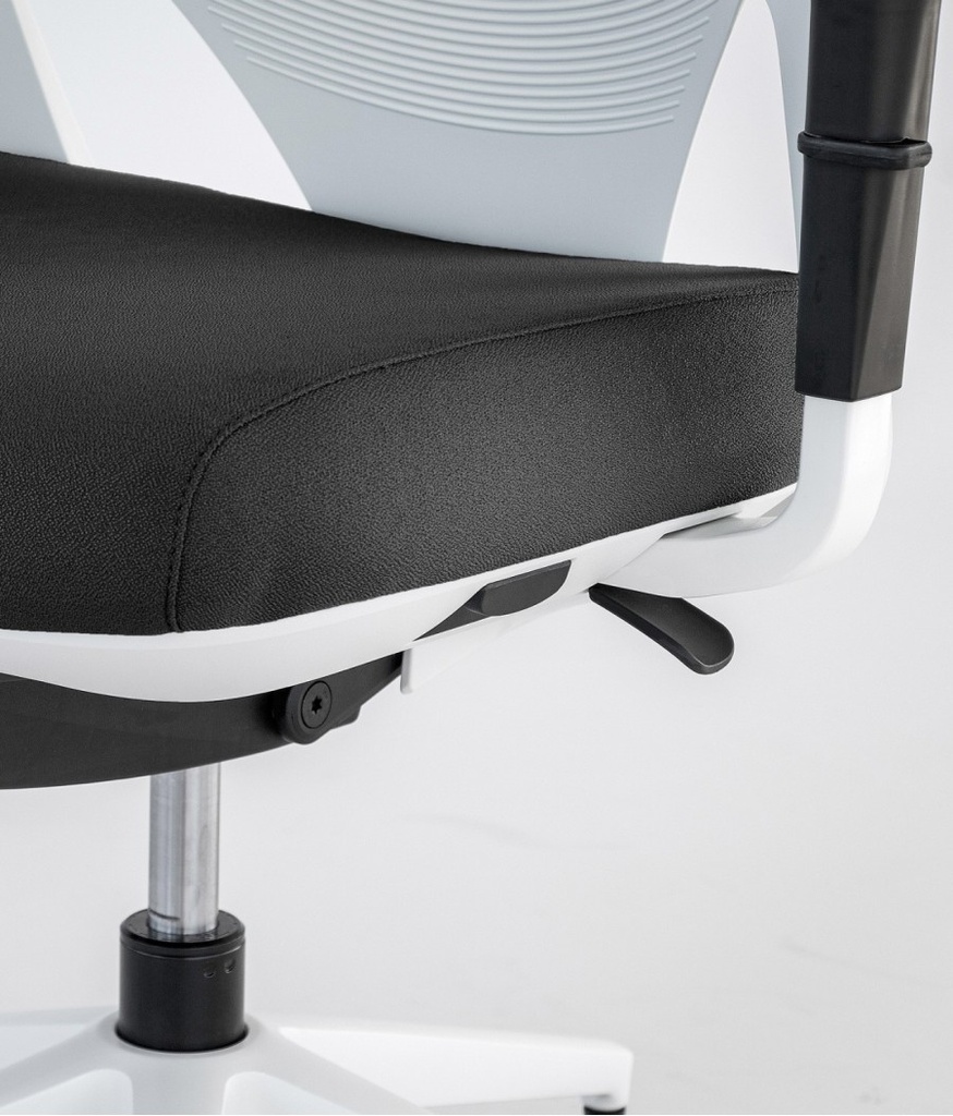 Detalle de la silla Efit 40 en blanco y negro