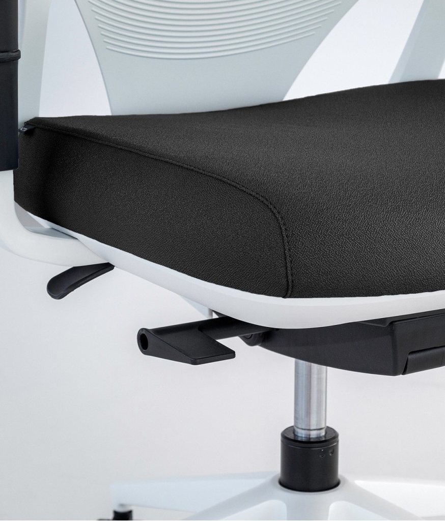 Detalle de la silla Efit 40 en blanco y negro