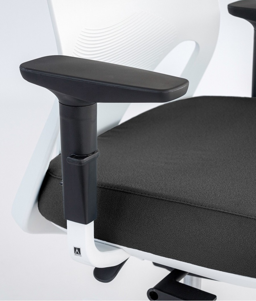 Detalle de la silla Efit 40 en blanco y negro