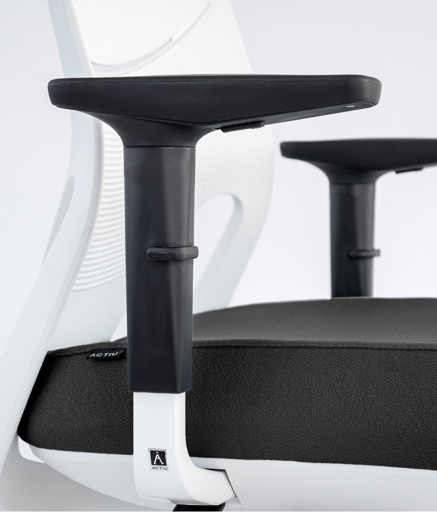 Detalle de la silla Efit 40 en blanco y negro