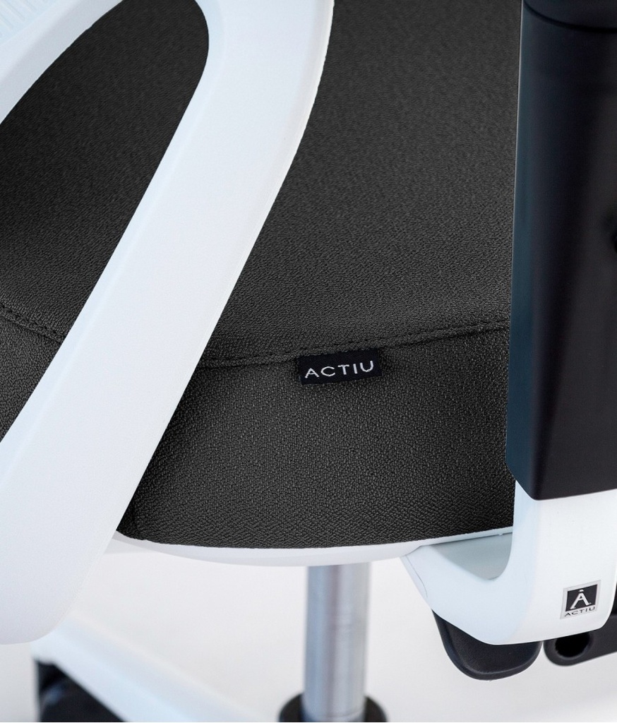 Detalle de la silla Efit 40 en blanco y negro