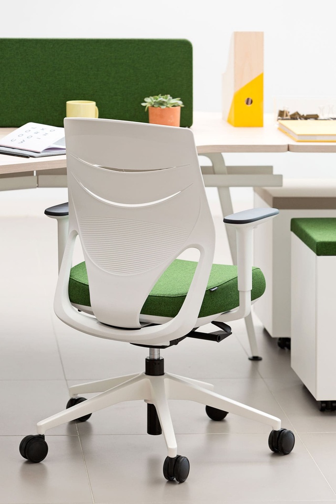Silla Efit de espalda con estructura blanca y tapizado verde