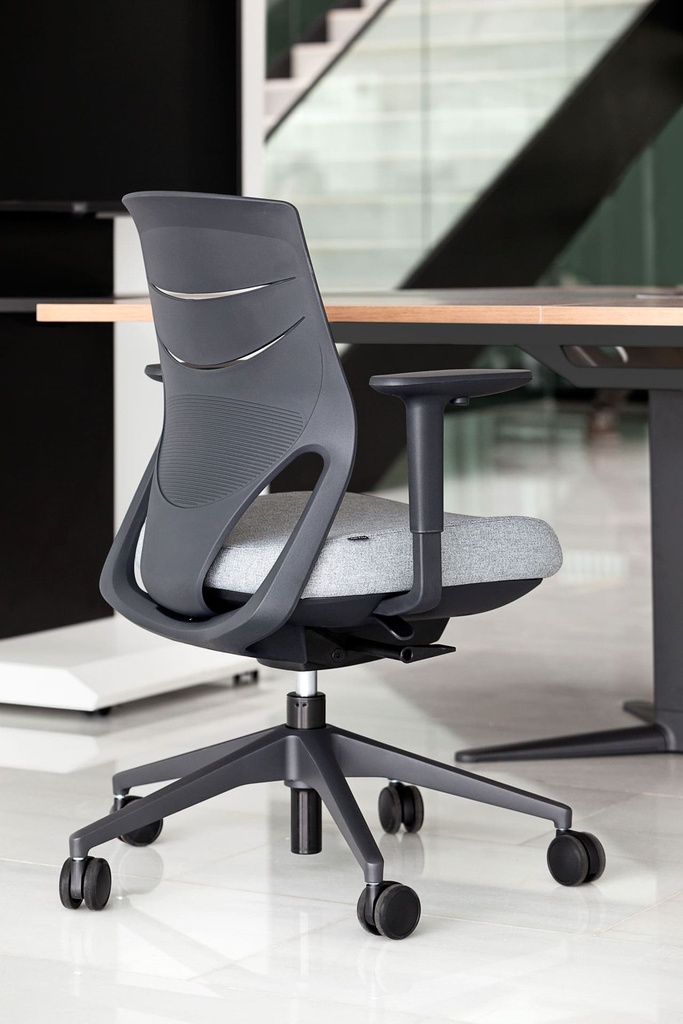 Silla Efit de espalda con estructura negra y tapizado gris en oficina dinámica