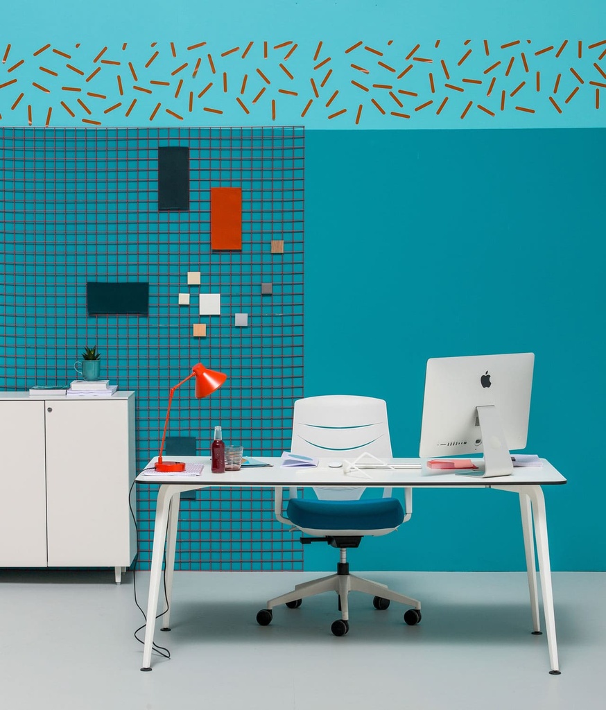 Oficina moderna con mesa Twist y sillas Efit 40 en blanco y azul