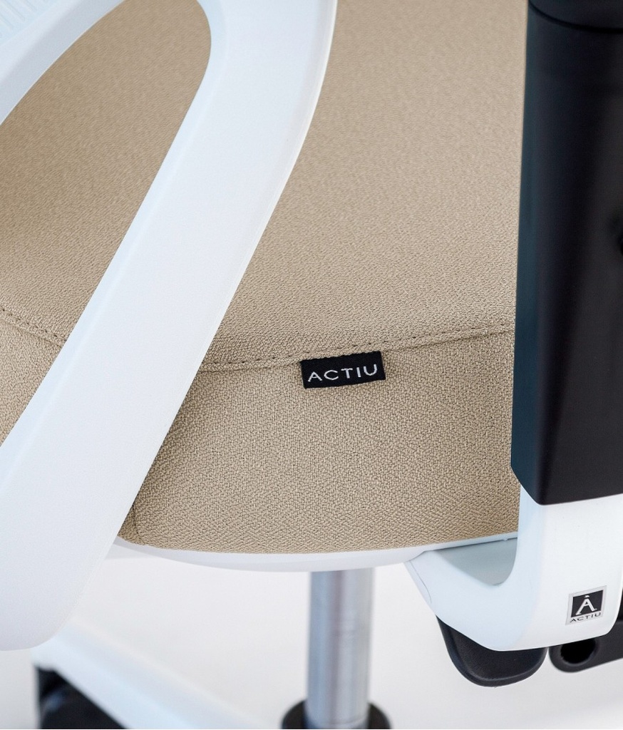 Detalle de la silla Efit 40 en blanco y beige