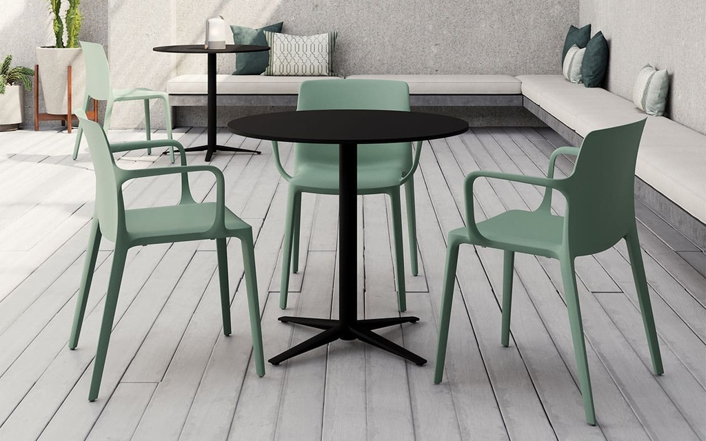 Silla Fluit, fabricada con plástico reciclado, en color verde para zona de relax