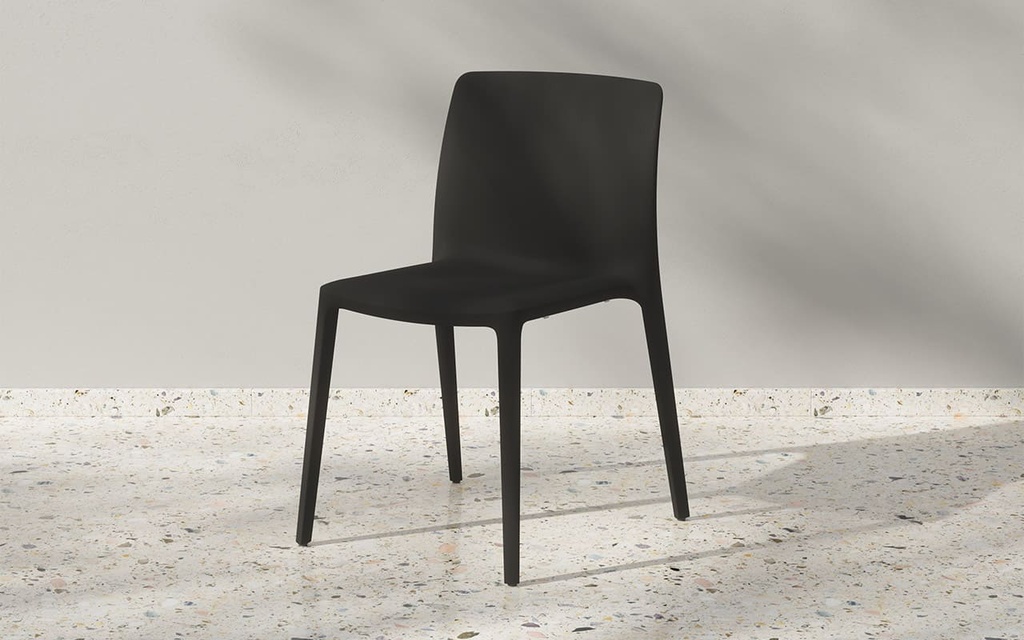 Silla Fluit, fabricada con plástico reciclado, en color negro