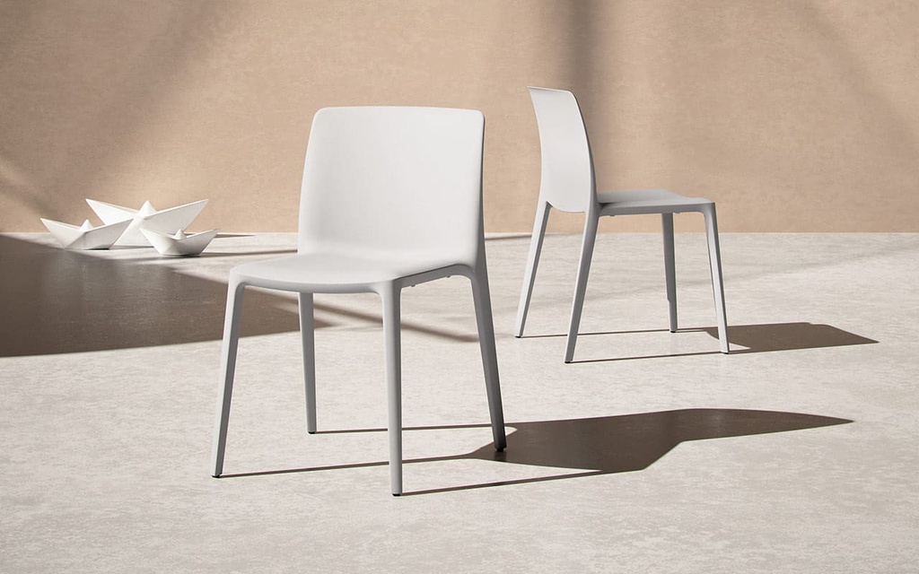 Silla Fluit, fabricada con plástico reciclado, en color blanco