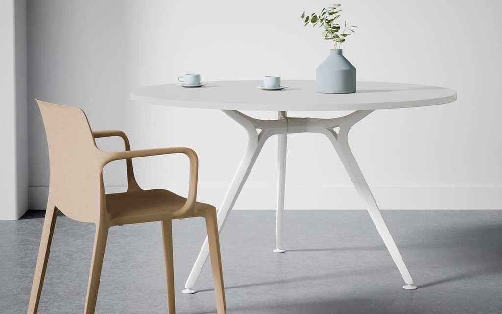 Silla Fluit con brazos, fabricada con plástico reciclado, en color beige