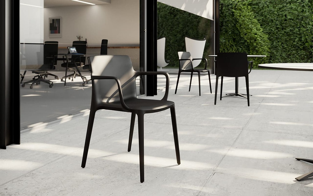 Silla Fluit apilable y en varios colores fabricada a partir de cajas de plástico