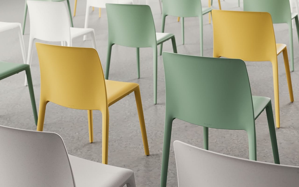 Silla Fluit confidente auxiliar en varios colores fabricada a partir de cajas de plástico