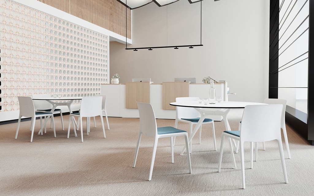 Silla Fluit, fabricada con plástico reciclado, en color blanco con tapizado en Trevira azul