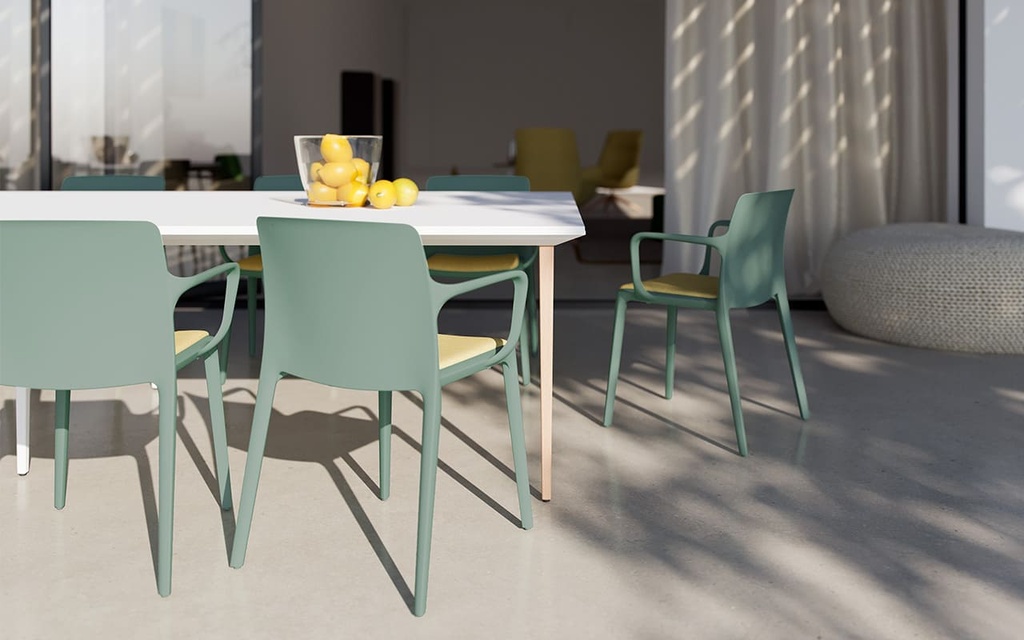 Silla Fluit, fabricada con plástico reciclado, en color verde con tapizado en Trevira amarillo