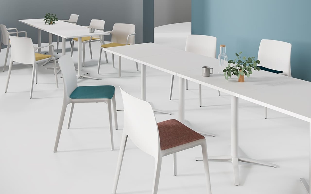 Silla Fluit, fabricada con plástico reciclado, en color blanco con tapizado en Trevira para aula de formación