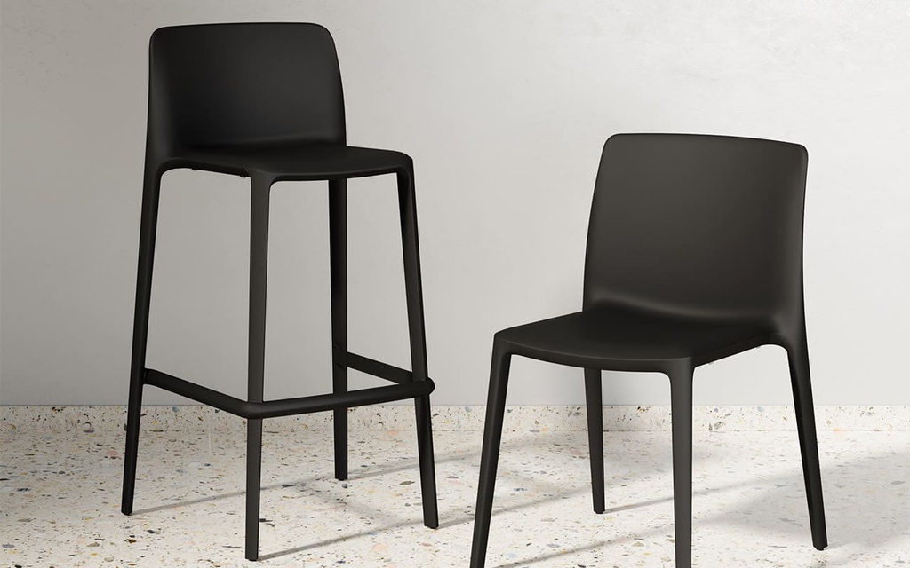 Taburete y silla Fluit, fabricados con plástico reciclado, en color negro