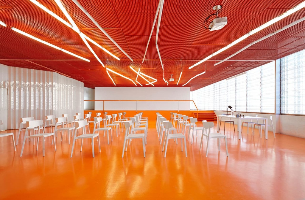 Sala de conferencias con sillas de diseño Wing