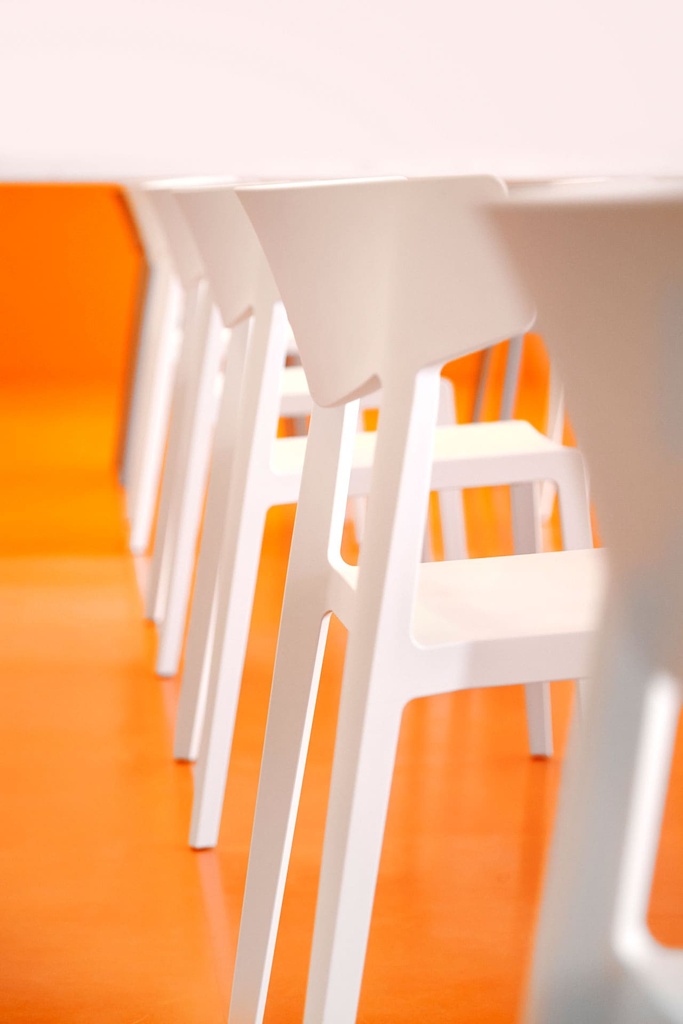 Espacio amueblado con sillas de diseño Wing