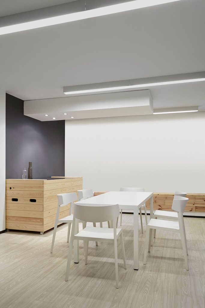 Entorno de oficina profesional con sillas de diseño Wing