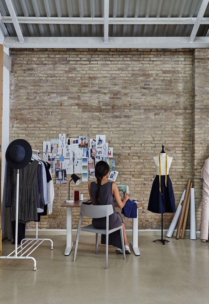 Oficina de diseño amuebleada con sillas vintage Wing