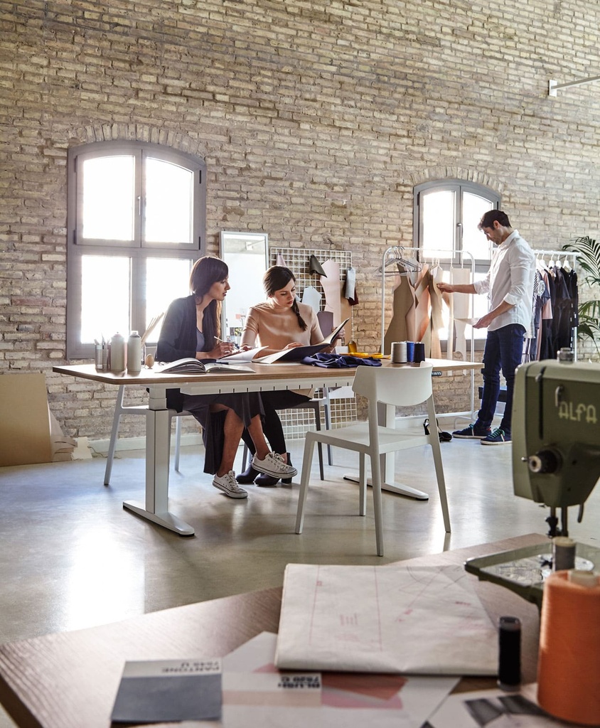 Entorno de oficina de diseño con sillas vintage Wing