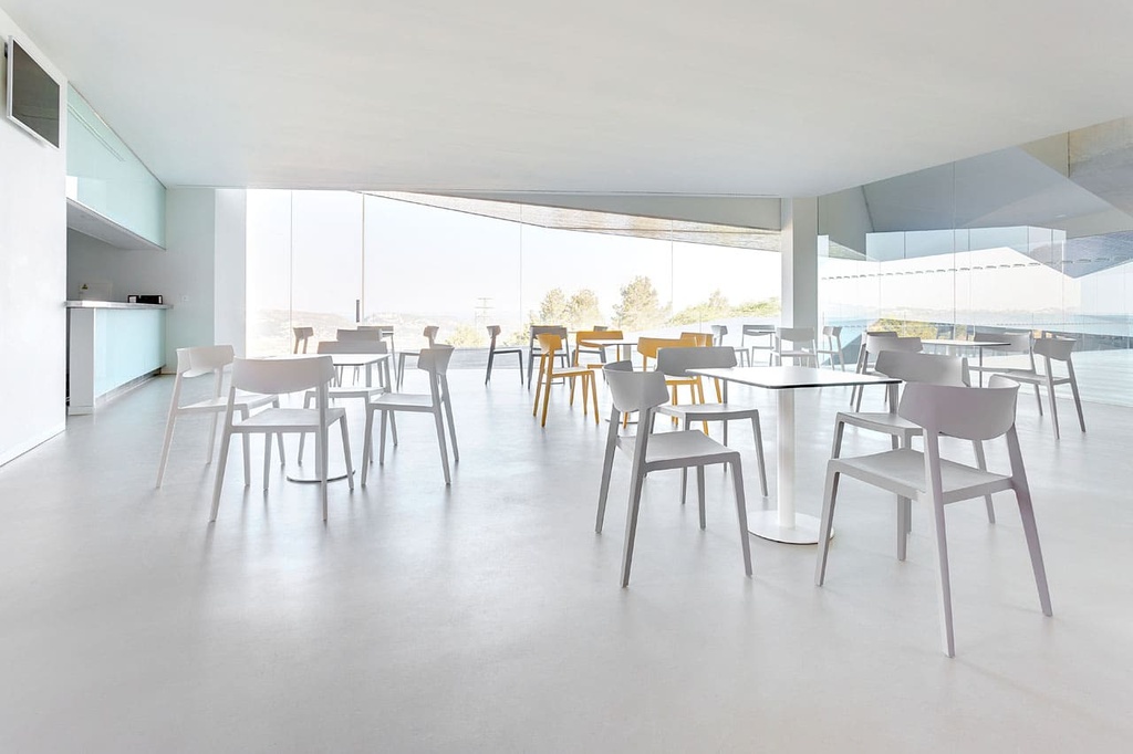 Entorno de cafetería de diseño con sillas de diseño Wing