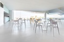Entorno de cafetería de diseño con sillas de diseño Wing