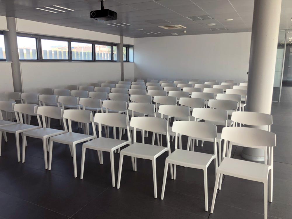 Silla Wing en sala de conferencias de ISBA en Mallorca