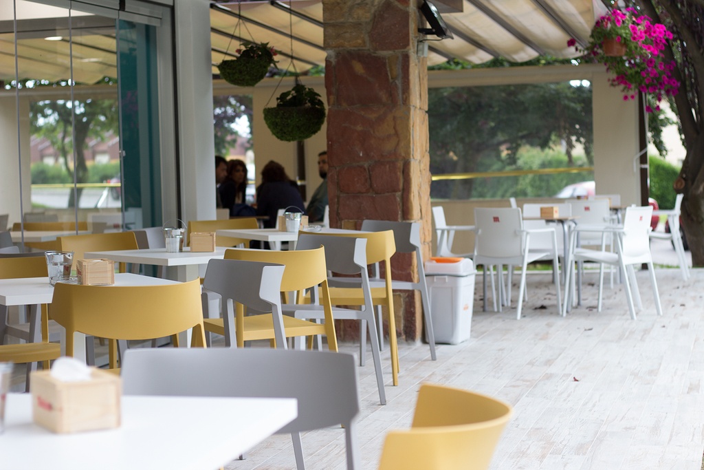 Sillas Wing instaladas por Asturalba en la terraza de El Chiringuito de Clara en Luanco