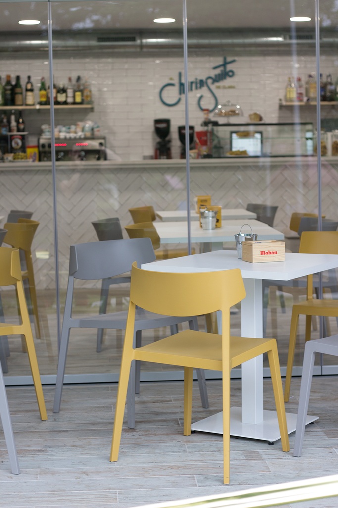 Sillas Wing instaladas por Asturalba en la terraza de restaurante asturiano