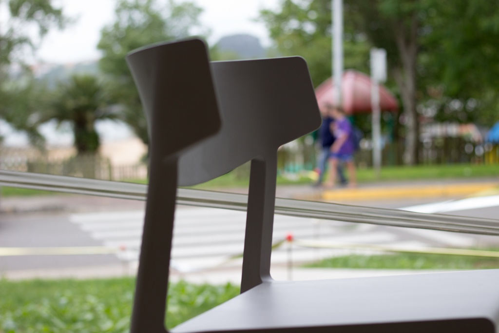 Sillas Wing en color gris y mostaza en la terraza de El Chiringuito de Clara en Luanco