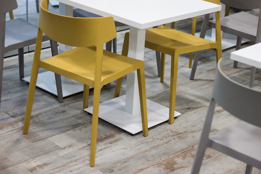 Sillas Wing instaladas por Asturalba en la terraza de un chiringuito de playa en Asturias