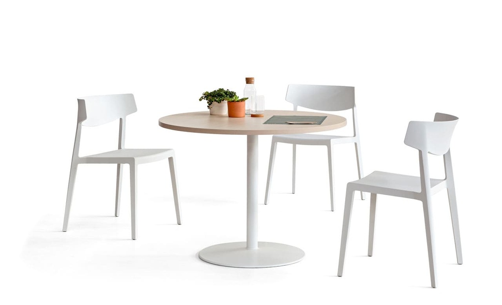 Diseño de cafetería con sillas Wing blancas