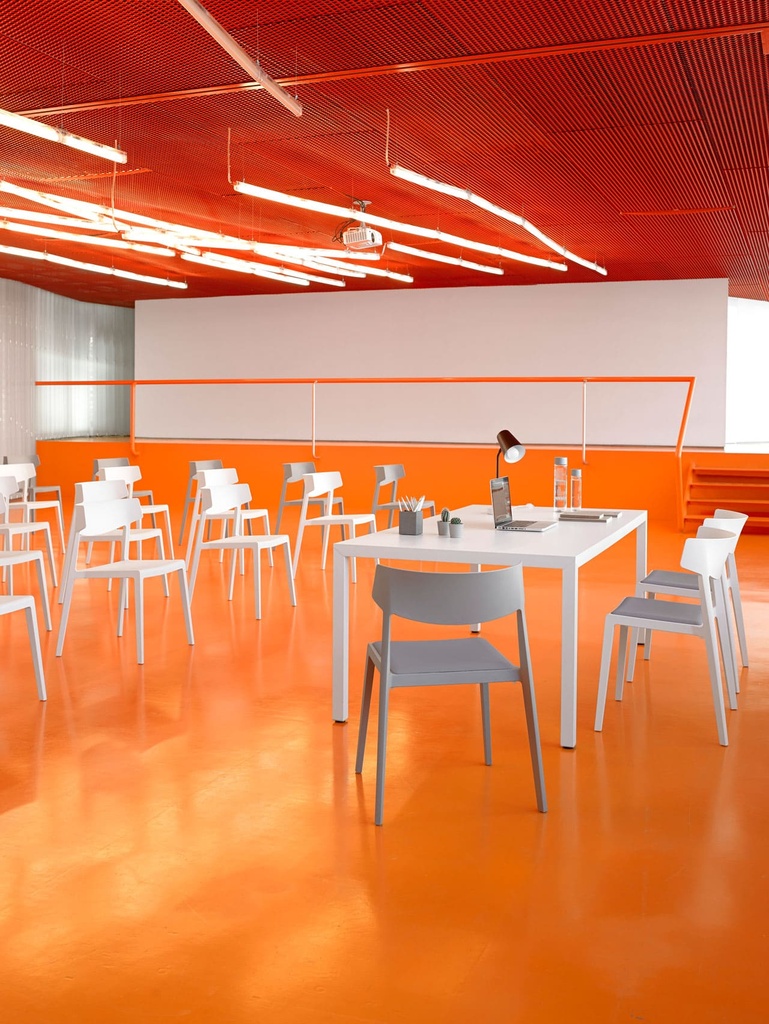 Sala de conferencias con sillas de diseño Wing