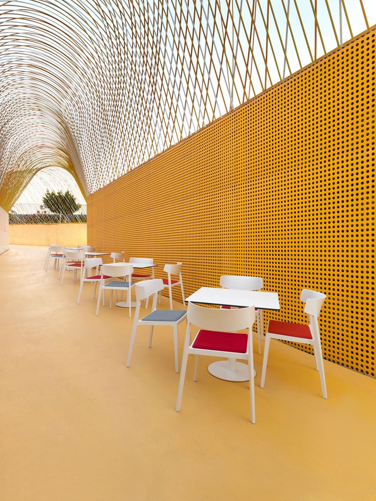 Sala de cafetería con sillas de diseño Wing