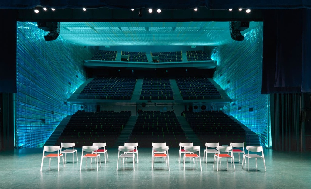 Escenario con sillas de diseño Wing