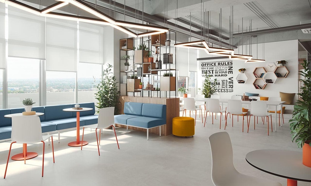 Espacio de trabajo abierto con sillas Noom de estructura blanca de cuatro patas fijas y carcasa blanca