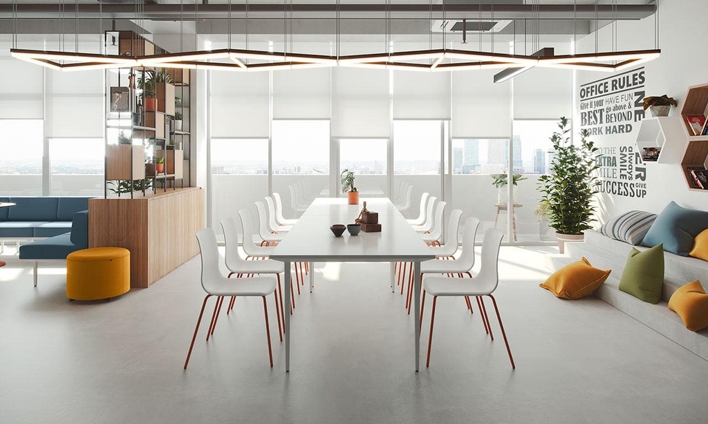 Mesa de reunión Longo con sillas Noom de estructura blanca de cuatro patas fijas y carcasa blanca