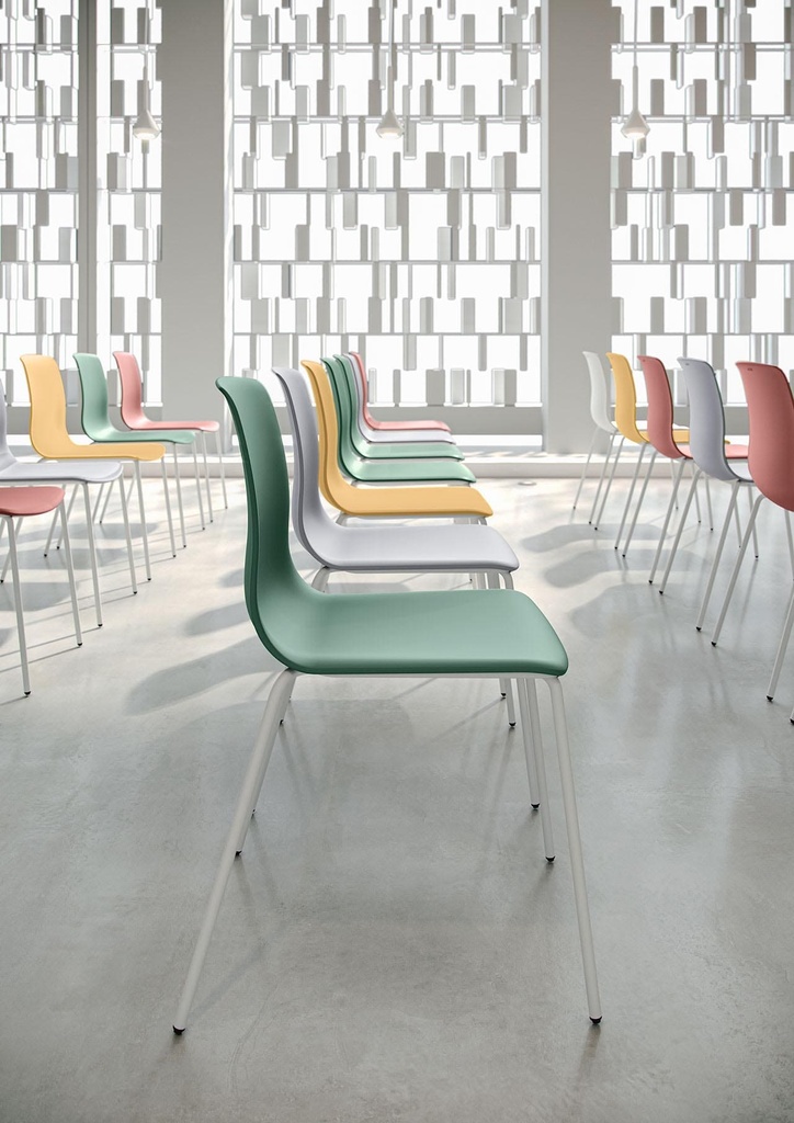 Sillas Noom de estructura blanca de cuatro patas fijas y carcasa en 7 colores a elegir para aula de conferencias