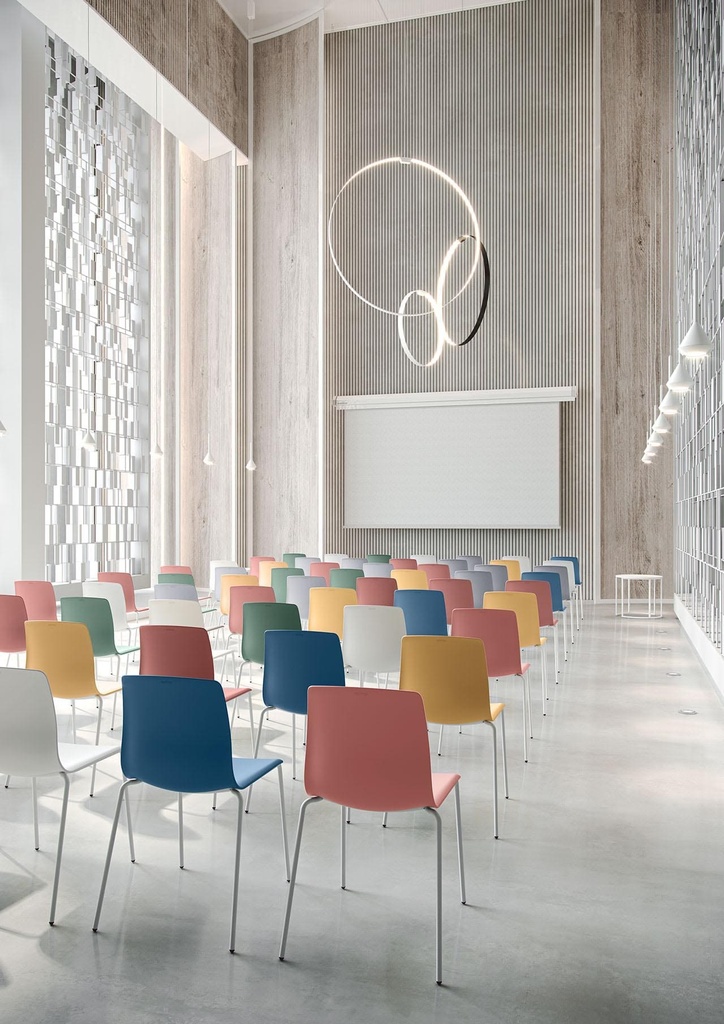 Sala de formación y conferencias con sillas Noom de estructura blanca de cuatro patas fijas y carcasa en 7 colores a elegir