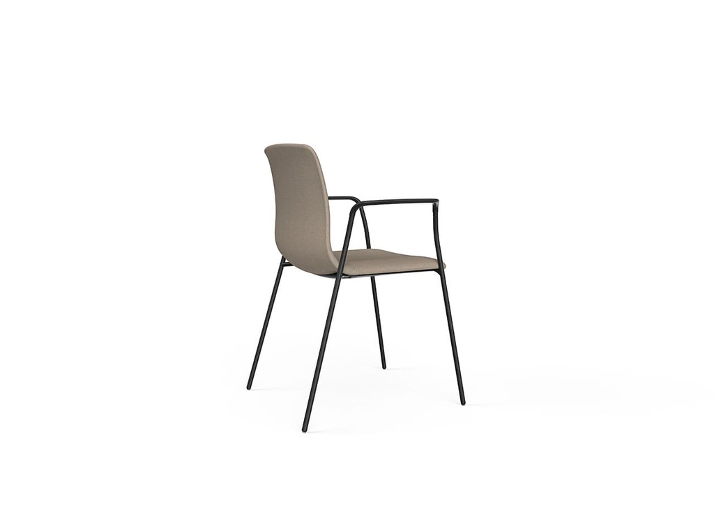 Silla Noom 50 con cuatro patas de acero negras, brazos cerrados y tapizado integral de toda la carcasa en color beige