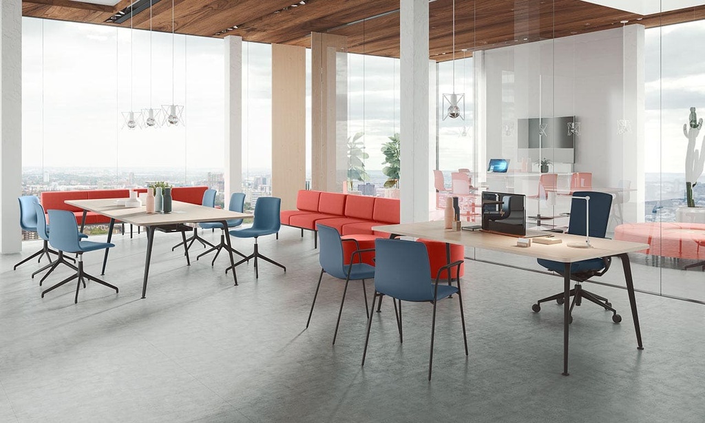 Ambiente de trabajo diáfano con sillas Noom azules de estructura de negra de cuatro patas fijas y araña de 4 radios giratoria