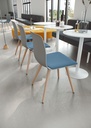 Silla Noom 50 con cuatro patas de madera, carcasa gris y asiento azul