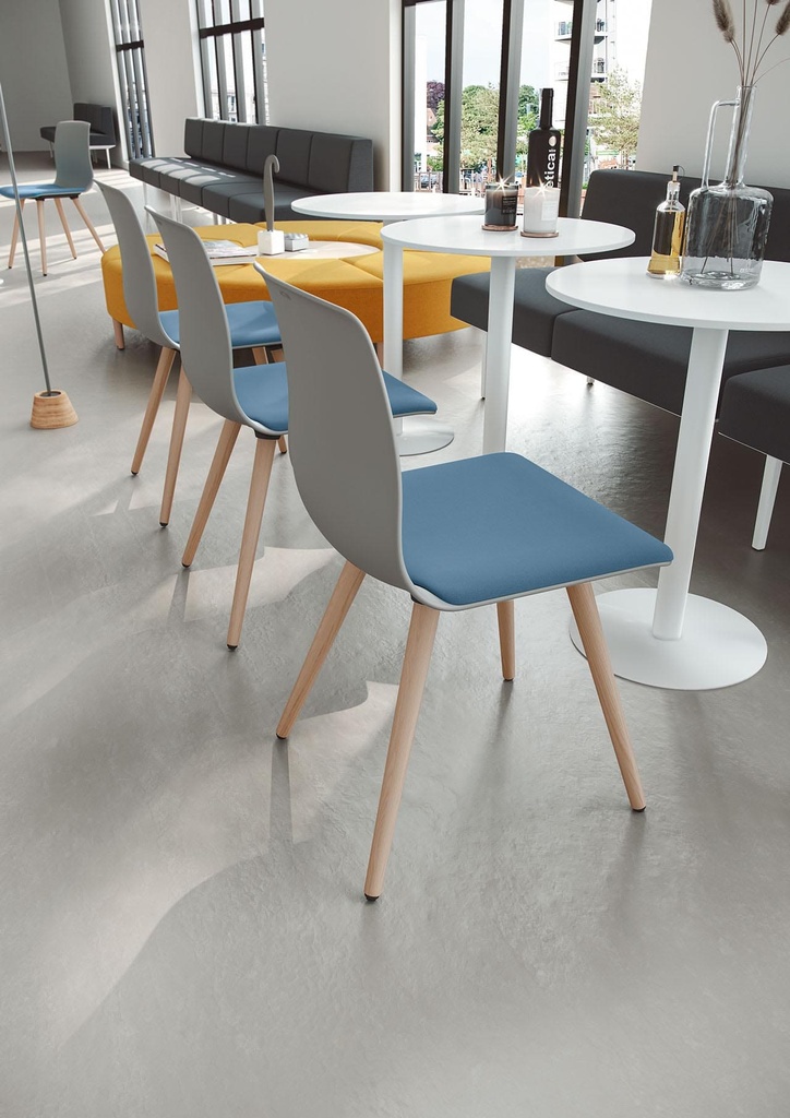 Silla Noom 50 con cuatro patas de madera, carcasa gris y asiento azul