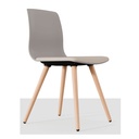 Silla Noom 50 con cuatro patas de madera, carcasa gris y asiento tapizado