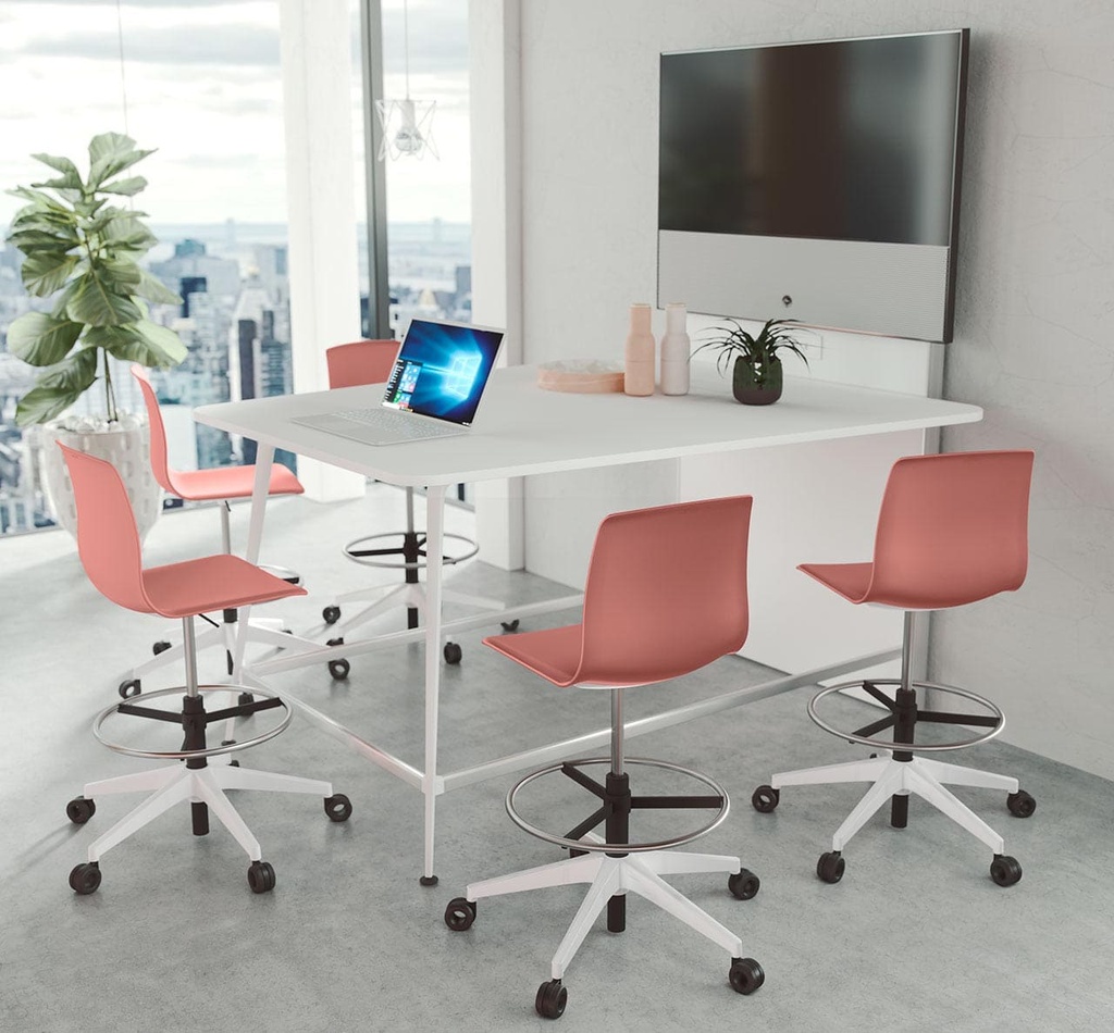 Taburete tipo banqueta con base de ruedas blanca, aro cromado y asiento en rosa coral