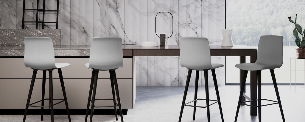 Taburetes Noom 50 con pata de madera negra y carcasa gris para barra de cocina de diseño