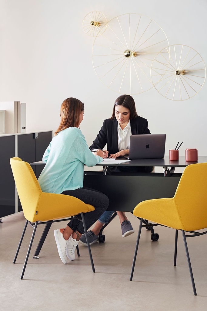 Sillas Noom 30 con 4 patas de acero y tapizado amarillo mostaza