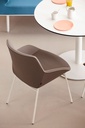Sillas Noom 30 con 4 patas de acero y tapizado marrón claro